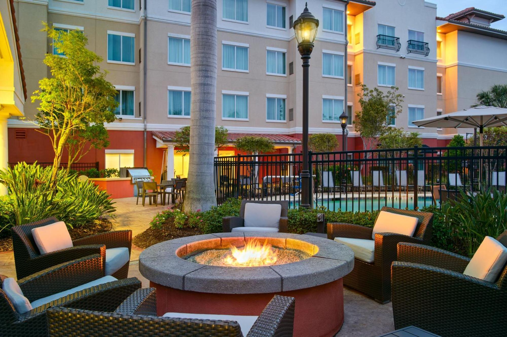 Residence Inn By Marriott Fort Myers At I-75 And Gulf Coast Town Center Estero Buitenkant foto